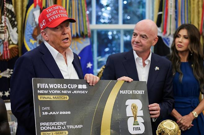 북중미 월드컵 결승전 티켓을 받은 도널드 트럼프 미국 대통령. 연합뉴스