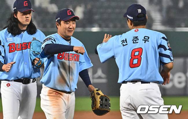 [OSEN=부산, 이석우 기자] 롯데 자이언츠 정훈, 전준우/ foto0307@osen.co.kr