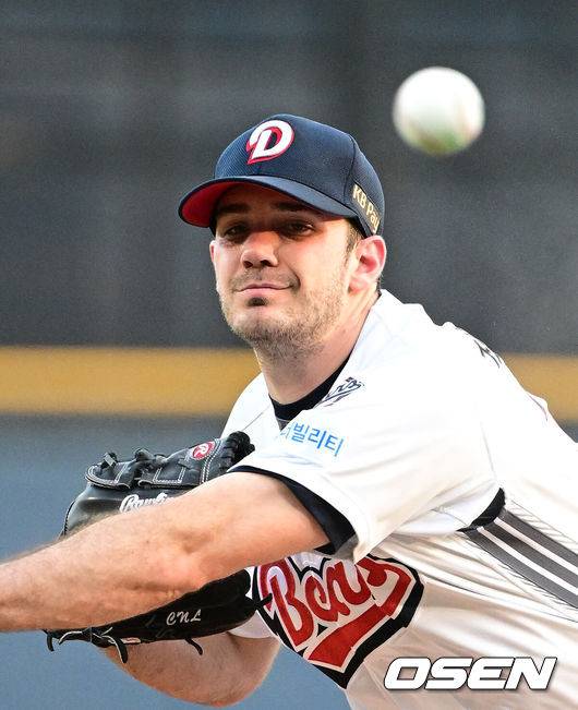 [OSEN=잠실, 지형준 기자] 20일 오후 서울 잠실구장에서 2025 신한 SOL Bank KBO리그 두산 베어스와 SSG 랜더스의 경기가 열렸다.이날 두산은 잭로그, SSG는 전영준을 선발로 내세웠다.1회초 두산 잭로그가 역투하고 있다. 2025.05.20 /jpnews@osen.co.kr