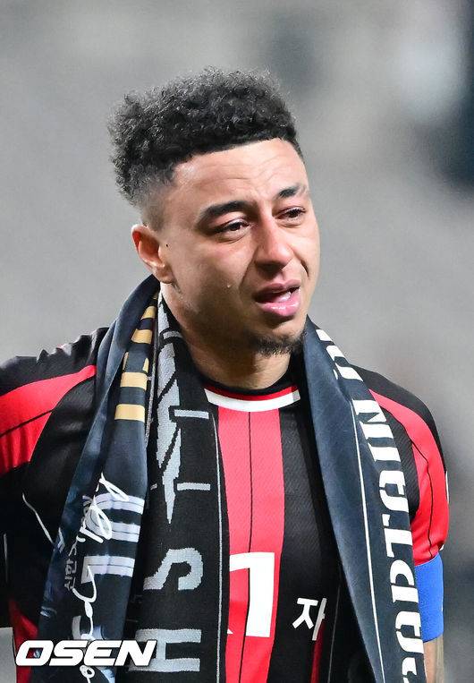 [OSEN=서월월드컵경기장, 박준형 기자] 제시 린가드(33, 서울)의 라스트 댄스는 무승부로 끝났다.&nbsp;FC서울은 10일 오후 서울월드컵경기장에서 2025~2026시즌 아시아축구연맹(AFC) 챔피언스리그 엘리트(ACLE) 리그 스테이지에서 린가드의 선제골이 터졌지만 지키지 못하고 멜버른 시티와 1-1로 비겼다.&nbsp;서울(2승3무1패, 승점 9)은 5위로 밀렸다. 멜버른 스티(3승1무2패, 승점 10점)는 4위다.&nbsp;경기종료 후 FC서울 린가드 고별행사에서 린가드가 눈물을 보이고 있다.  2025.12.10 / soul1014@osen.co.kr