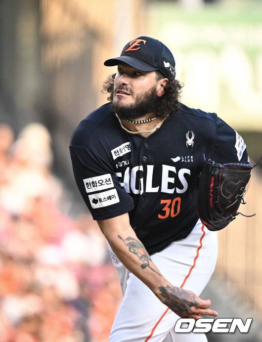 [OSEN=잠실, 조은정 기자]24일 오후 서울 잠실야구장에서 2025 신한 SOL Bank KBO리그 두산 베어스와 한화 이글스의 경기가 열렸다.이날 두산은 최승용, 한화는 폰세를 선발로 내세웠다.1회말 한화 선발 폰세가 역투하고 있다. 2025.07.24 /cej@osen.co.kr