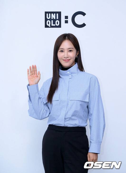 [OSEN=이대선 기자] 3일 서울 종로구 삼청동에 위치한 공근혜 갤러리와 갤러리 도스에서 25FW UNIQLO : C 컬렉션의 글로벌 런칭 이벤트가 열렸다.유니클로는 뉴욕, 파리, 도쿄에 이어 25FW 시즌 글로벌 이벤트 개최지로 서울을 선정했다. 이번 이벤트에는 컬렉션의 디자이너 클레어를 비롯해 주요 임원이 참석해 자리를 빛냈으며 새로운 UNIQLO : C 컬렉션의 스타일과 인스퍼레이션을 생생하게 경험하도록 했다.이번 25FW 컬렉션은 ‘모더니티 인 모션’을 주제로 포멀함과 캐주얼함을 조화시켜 가을·겨울 스타일을 재해석했으며  스위스 취리히의 세련된 도시 감성과 산악지대의 활기에서 영감을 받아 디자인됐다.행사에 참석한 배우 권유리가 포즈를 취하고 있다.  2025.09.03 /sunday@osen.co.kr<사진제공 = 유니클로 >