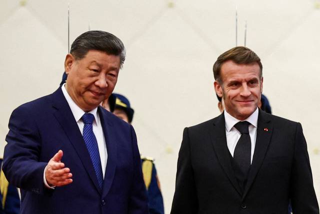 ▲시진핑(왼쪽) 중국 국가주석이 4일(현지시간) 중국에 국빈 방문한 에마뉘엘 마크롱 대통령과 함께 환영식이 열리는 베이징 인민대회당으로 입장하고 있다. ⓒ로이터=연합뉴스