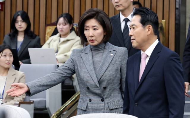 ▲국민의힘 장동혁 대표와 나경원 의원이 24일 국회에서 열린 대장동 범죄수익환수 특별법 제정을 위한 긴급 토론회에 참석하고 있다. ⓒ연합뉴스