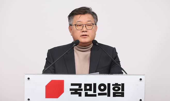 이호선 국민의힘 당무감사위원장이 지난 16일 서울 여의도 국힘 중앙당사에서 회의 결과를 발표하고 있다.당무위는 김종혁 전 최고위원을 윤리위에 회부, 당원권 정지 2년 권고 결정을 내렸다. 뉴시스