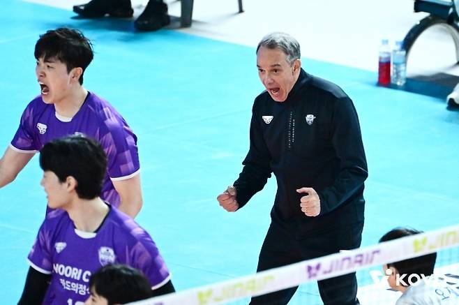 성낼 노(怒) - 우리카드의 마우리시오 파에스(오른쪽) 감독.  한국배구연맹 제공