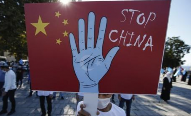 위구르 인권 탄압에 항의하는 시위. AP 연합뉴스