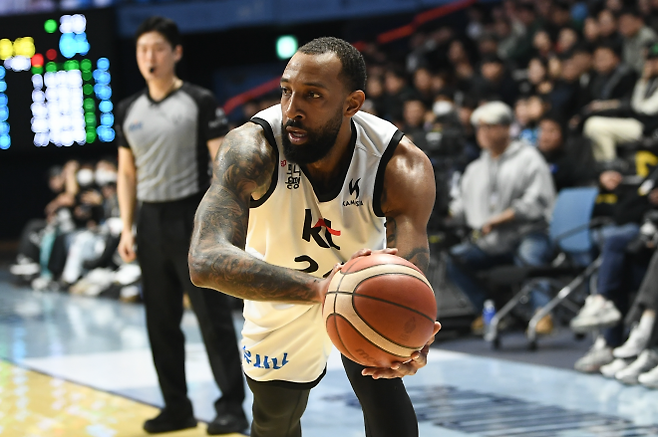 데릭 윌리엄스가 16일 경기 고양소노아레나에서 열린 2025~26 프로농구 고양 소노와 수원 kt의 경기에서 패스를 시도하고 있다. 2025.12.16 KBL 제공