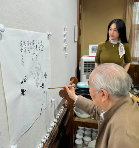중국을 대표하는 거장 화가 중 한 명인 판쩡(87)이 50세 연하의 아내와 득남 소식을 알리면서, 기존 자녀들과는 모든 관계를 끊겠다고 공식 선언해 눈길을 끌고 있다. 웨이보