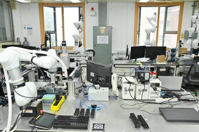 한국과학기술연구원(KIST)에 마련된 ‘스마트 연구실’에서 AI의 지휘에 따라 로봇들이 나노 소재 실험을 수행하고 있다. 사진제공=KIST