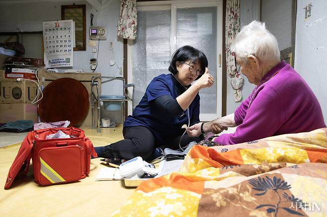 11월12일 방문 진료에 나선 박도순 진료소장이 임순이씨의 혈압을 재고 있다. ⓒ시사IN 박미소