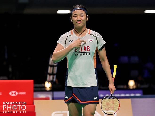 안세영은 17일 중국 항저우의 올림픽스포츠센터 체육관에서 열린 BWF 월드투서 파이널스 대회 첫 날 여자단식 조별리그 A조 1차전에서 푸트리 쿠수마 와르다니를 게임 스코어 2-1(21-16 8-21 21-8)로 꺾고 첫 승을 신고했다. 사진제공│대한배드민턴협회