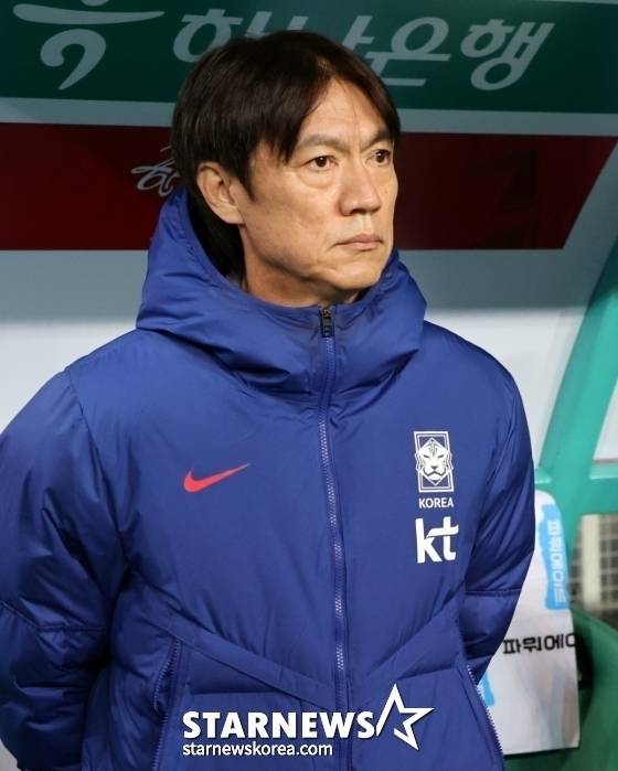 홍명보 대한민국 국가대표팀 감독이 대전월드컵경기장에서 열린 볼리비아와 친선경기를 지켜보고 있다. /사진=강영조 선임기자