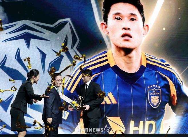 MVP 이동경이  1일 서울 홍은동 스위스그랜드호텔에서 열린 하나은행 K리그 2025 대상시상식에서 수상후  기념촬영을 하고 있다. /사진=강영조 선임기자