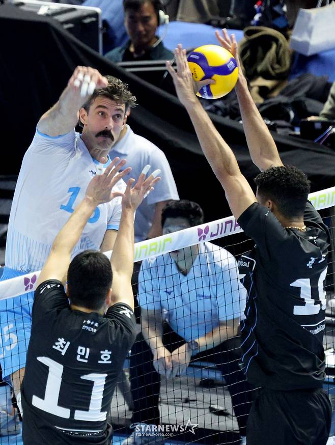 [한번에쓱]'소문난 잔치1-2위전이었건만' 현대캐피탈 3-0셧아웃시킨 대한항공