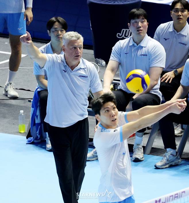 [한번에쓱]'소문난 잔치1-2위전이었건만' 현대캐피탈 3-0셧아웃시킨 대한항공