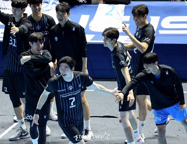 [한번에쓱]'소문난 잔치1-2위전이었건만' 현대캐피탈 3-0셧아웃시킨 대한항공