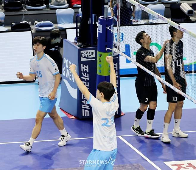 [한번에쓱]'소문난 잔치1-2위전이었건만' 현대캐피탈 3-0셧아웃시킨 대한항공