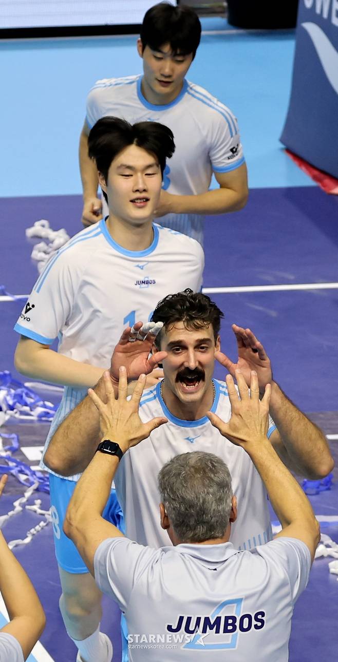 [한번에쓱]'소문난 잔치1-2위전이었건만' 현대캐피탈 3-0셧아웃시킨 대한항공