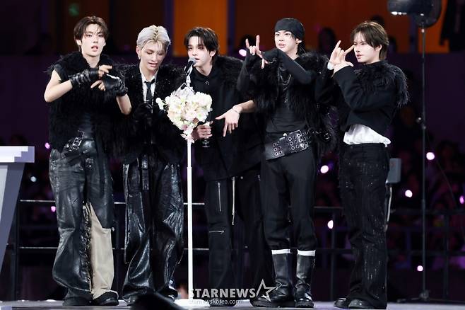 그룹 투어스(TWS) 가 6일 대만 가오슝 내셔널 스타디움에서 진행된 스타뉴스 주최 '10주년 아시아 아티스트 어워즈 2025(10th Anniversary Asia Artist Awards 2025, '10주년 AAA 2025')에서 AAA 베스트 그룹 뮤지션 상 수상소감을 전하고 있다. 2025.12.06 /사진=임성균 tjdrbs23@