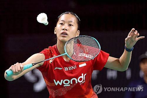 안세영(삼성생명·세계 1위)은 17일(한국시간) 중국 항저우 올림픽스포츠센터 체육관에서 열린 2025 세계배드민턴연맹(BWF) 월드투어 파이널 여자 단식 A조 1차전에서 인도네시아의 푸트리 쿠수마 와르다니(세계 7위)를 게임스코어 2-1(21-16 8-21 21-8)로 이겼다. 이날 패배로 와르다니는 안세영 상대로 9전 전패를 기록했지만 직전에 게임스코어 0-2로 패했던 호주 오픈(슈퍼 500) 결승전과 달리 안세영 상대로 3세트까지 치른 점에 만족감을 드러냈다. 연합뉴스