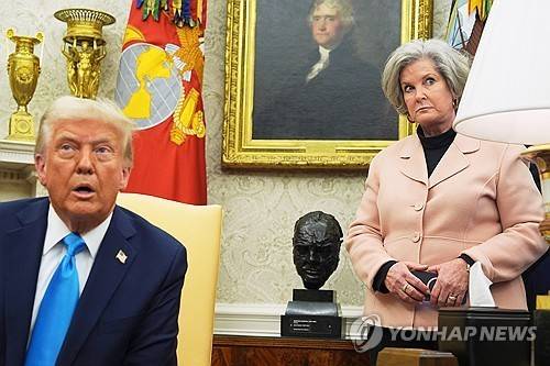 도널드 트럼프 미국 대통령(왼쪽)과 수지 와일스 백악관 비서실장(오른쪽) [AP 연합뉴스 자료사진. 재판매 및 DB 금지]