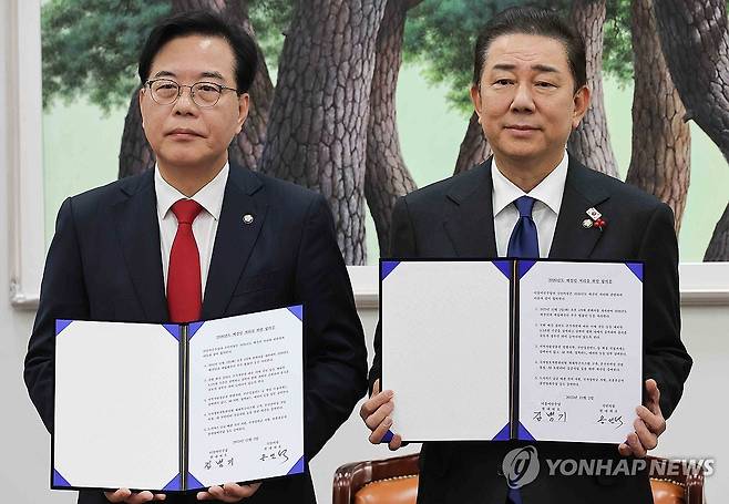 여야 원내대표, 2026년도 예산안 처리 합의문 서명 (서울=연합뉴스) 이동해 기자 = 국민의힘 송언석 원내대표(왼쪽)와 더불어민주당 김병기 원내대표가 2일 서울 여의도 국회에서 2026년도 예산안 처리를 위한 합의문에 서명을 마치고 기념 촬영하고 있다. 2025.12.2 [공동취재] eastsea@yna.co.kr