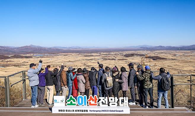 소이산전망대에서 북녘을 바라보며 기념촬영하는 관광객들[사진/임헌정 기자]