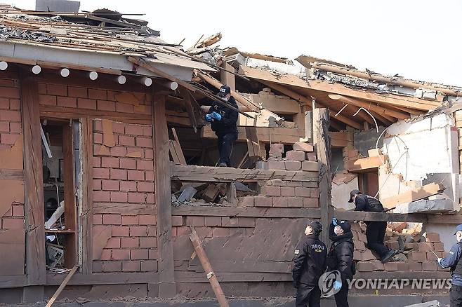 전투기 오폭 사고 현장 합동감식 지난 3월 7일 오전 경기도 포천시 이동면 노곡리 공군 전투기 오폭 사고 현장에서 합동 감식반이 파손된 건물을 살펴보고 있다. [연합뉴스 자료사진]