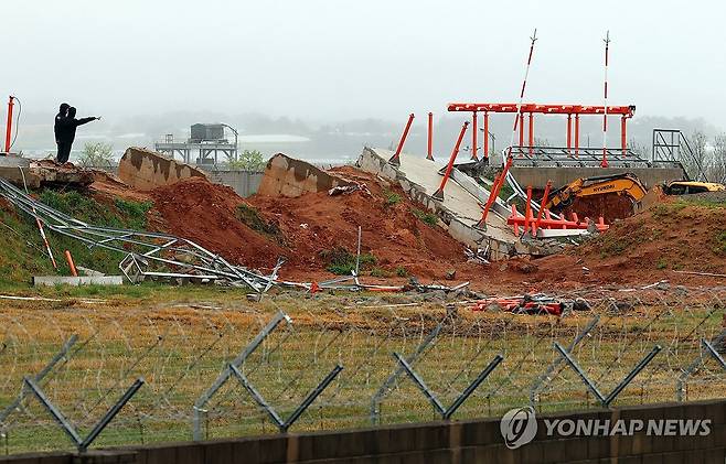 무안공항 로컬라이저 현장 조사 [연합뉴스 자료사진]