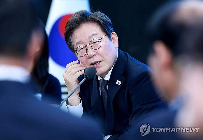 광주·전남 타운홀미팅에서 발언하는 이재명 대통령 (광주=연합뉴스) 홍해인 기자 = 이재명 대통령이 25일 광주광역시 국립아시아문화전당에서 '광주시민·전남도민 타운홀미팅'을 하며 발언하고 있다. 2025.6.25 [대통령실통신사진기자단] hihong@yna.co.kr