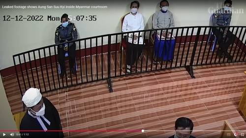 수감 도중 재판 받는 아웅산 수치 미얀마 국가고문 2022년 8월 미얀마 군사정권의 법정에서 재판받는 아웅산 수치 미얀마 국가고문(왼쪽에서 두번째)의 모습. 수치 고문은 흰 상의에 마스크를 하고 있다. 2025.12.17
[영국 가디언 홈페이지 캡처. 재판매 및 DB 금지]