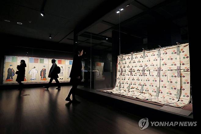 국립고궁박물관, '천년을 흘러온 시간:일본의 궁정문화' 특별전 (서울=연합뉴스) 임화영 기자 = 17일 서울 종로구 국립고궁박물관에서 열린 개관 20주년·한일국교정상화 60주년 특별전 '천년을 흘러온 시간:일본의 궁정문화' 개막 언론간담회에서 '이동식 장막'이 전시돼있다. 
    특별전에서는 도쿄국립박물관이 소장한 일본의 궁정문화 관련 회화·공예·복식·악기 등 39점을 만나볼 수 있으며 오는 18일부터 26년 2월 22일까지 진행된다. 2025.12.17 hwayoung7@yna.co.kr