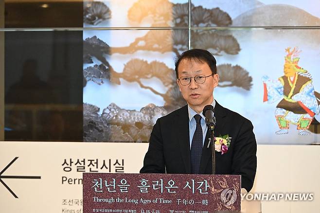 최보근 국가유산청 차장, '일본의 궁정문화' 특별전 개막식 참석 (서울=연합뉴스) 최보근 국가유산청 차장이 17일 서울 종로구 국립고궁박물관에서 열린 개관 20주년 특별전 '천년을 흘러온 시간: 일본의 궁정문화' 개막식에서 인사말을 하고 있다. 2025.12.17 [국가유산청 제공. 재판매 및 DB 금지] photo@yna.co.kr