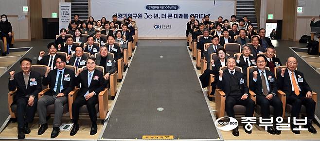 17일 오후 수원시 장안구 경기연구원에서 열린 경기연구원 개원 30주년 기념식에서 최윤정 중부일보 대표, 김동연 경기도지사, 강성천 경기연구원장, 고영인 경기도 경제부지사 등 내빈들과 참석자들이 기념촬영을 하고 있다. 김경민기자