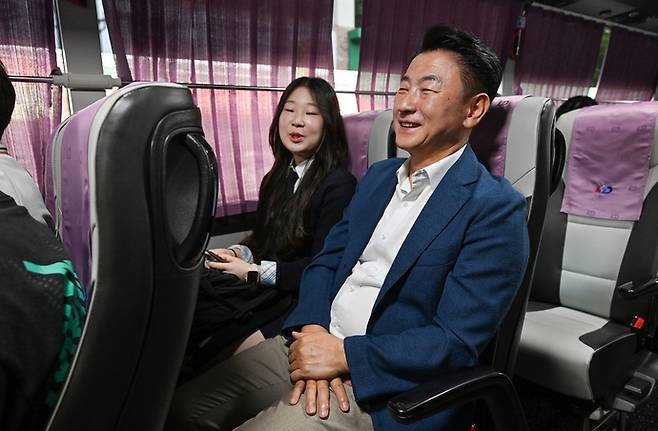 김동근 시장이 학생 전용 통합버스를 타고 편의성 등을 점검하고 있다. 사진=의정부시청