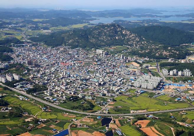 '서해안 대표 관광휴양도시' 태안군이 2025년 2분기 기준 전국 89개 인구감소지역 중 체류인구 수 3위를 기록하는 성과를 거뒀다. 사진은 태안읍 전경. 태안군 제공