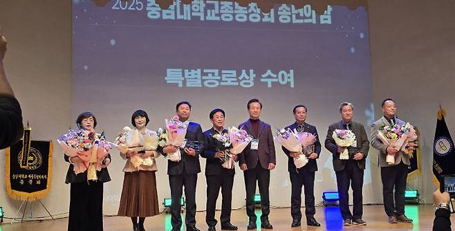 특별공로상 수상자들이 기념촬영하고 있다. 사진 왼쪽부터 김양희  부회장, 심희숙 감사 ,유행준 자문위원, 이창섭 고문, 한기온 총동창회장, 임승범 충남수의사회 회장, 주왕식 자문위원, 차용일 자문위원.