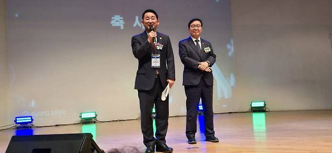 서철모 서구청장이 축사하고 있다.