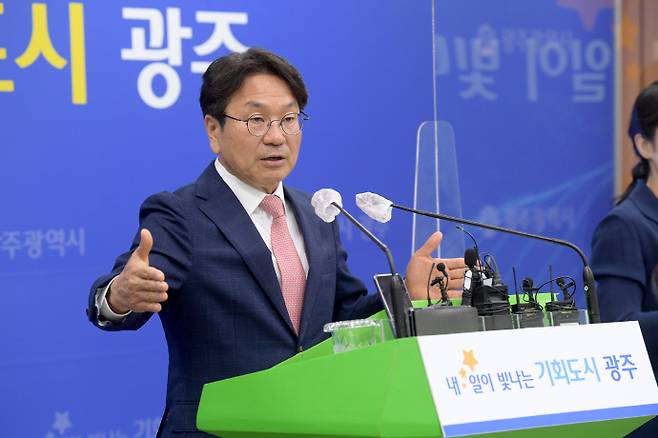 지난 2023년 6월 26일 광주시청 브리핑룸에서 강기정 시장이 광주군공항 유치지역 지원방안을 발표하고 있다./광주시 제공