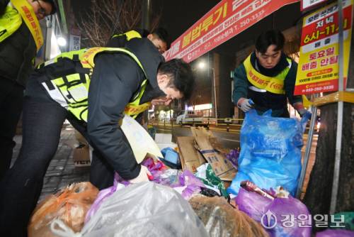 춘천시 불법투기 단속반이 지난 16일 밤 퇴계동에서 쓰레기 무단투기 현장을 단속하고 있다. 임도혁기자