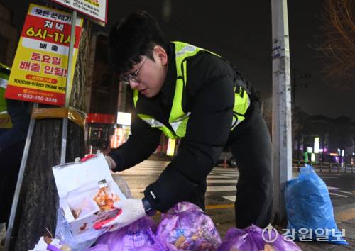 춘천시 불법투기 단속반과 취재진은 지난 16일 밤 퇴계동에서 쓰레기 무단투기 현장을 확인했다. 사진은 본보 사회부 손지찬 기자의 모습. 임도혁기자