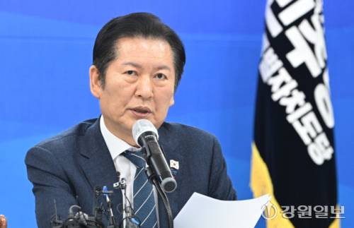 ◇더불어민주당 정청래 당대표가 17일 민주당 강원특별자치도당에서 열린 제197차 강원 현장 최고위원회의에 참석해 대한민국 발전 핵심과제인 국가균형발전을 이루는데 강원특별자치도가 앞장설 수 있도록 하겠다며 강원특별법 3차 개정안 통과를 위한 당 차원 지원을 약속했다. 신세희 기자.