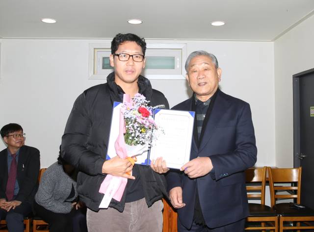 권영창 대한노인회영주시지회장이 장학금을 전달하고 있다. 마경대 기자