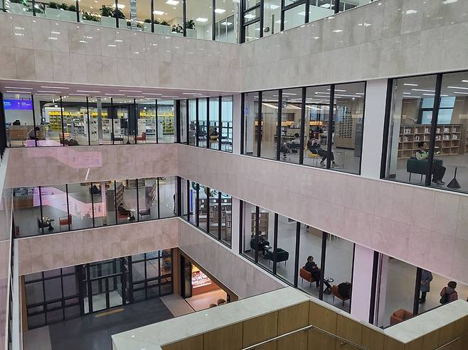 대구도서관은 층별로 각기 다른 테마를 구성하고 있다./김락현 기자