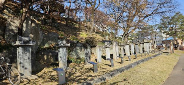 상주읍성안 왕산과 수령 공덕비군.