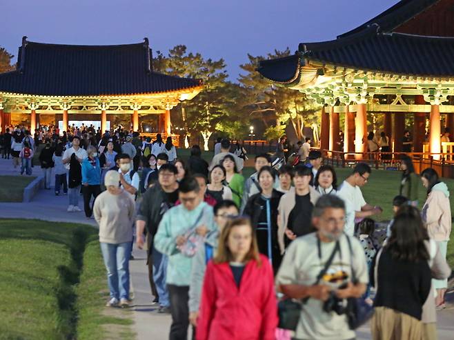 ▲ 경주의 관광 지도가 전통 문화유산 중심에서 MZ세대가 선호하는 거리·테마형 콘텐츠 위주의 관광으로 바뀌고 있다. 사진은 야간 조명 아래 관광객들로 붐비는 경주 동궁과 월지 일대. 경주시