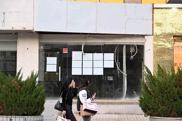 지난 10월 창원시 성산구 상남동의 한 매장이 간판 없이 텅 비어 있다./경남신문DB/