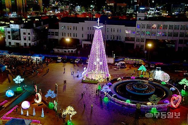 지난달 30일 오후 광주 동구 5·18민주광장에 설치된 대형 성탄 트리가 불을 밝히고 있다. 뉴시스