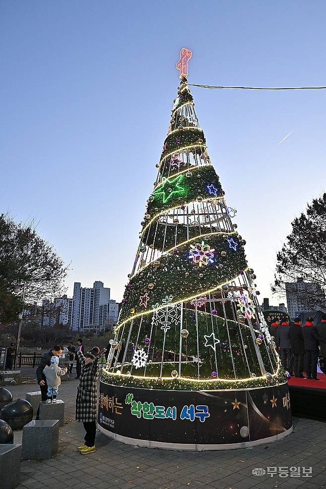 광주 서구 운천저수지 바닥분수대 광장에 설치된 크리스마스 트리. 광주 서구 제공